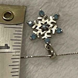 Beautiful snowflake necklace in sterling silver